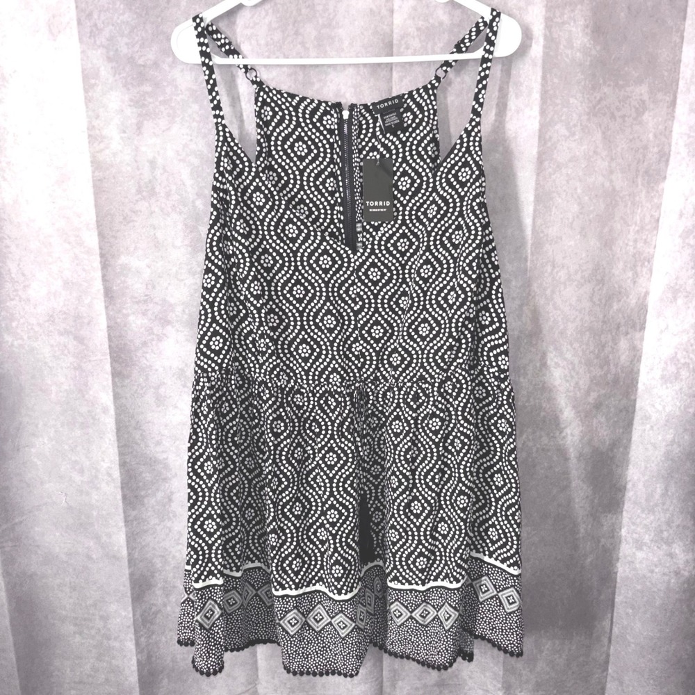 NWT Torrid Size 5 Border Black White Challis Ruffle Geometric Babydoll Tank - Picture 1 of 9